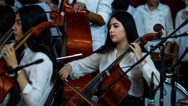 Оркестр Рожавы в населенном курдами городе Эль-Камышлы в Сирии