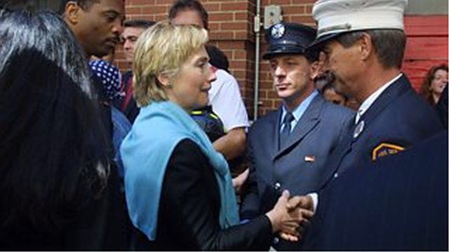 9/11で死亡した消防士たちのために祈りながら現場で亡くなったマイケル・ジャッジ神父の葬儀に出席した、ヒラリー・クリントン