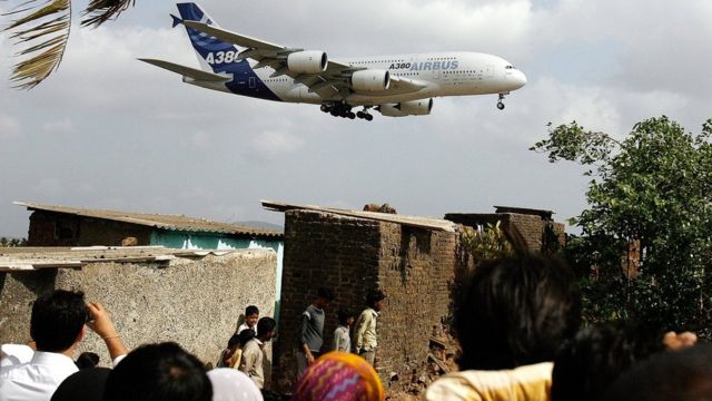 हवाई अड्डे पर उतरने की तैयारी में एक विमान