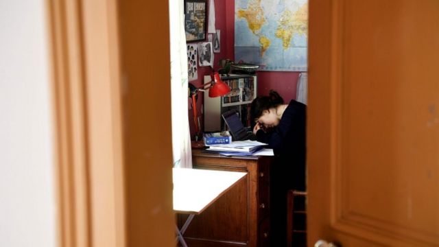Menina estudando em casa na França