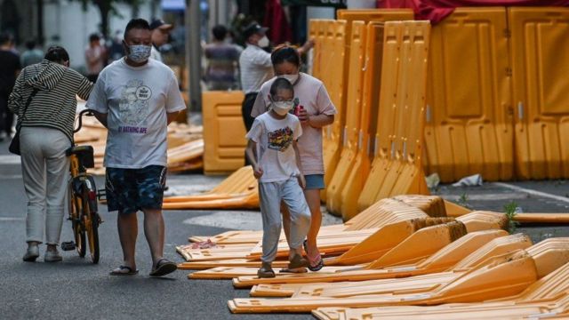 سكان محليون في شنغهاي حول الحواجز الصفراء ضمن قيود فيروس كورونا