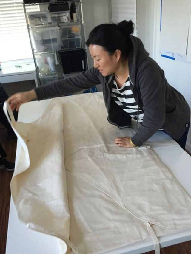 Jae Rhim Lee muestra una bolsa blanca ecológica que sustituye un ataúd.