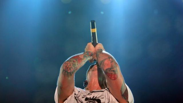 Chester Bennington performing in Tokyo (07 July 2007)