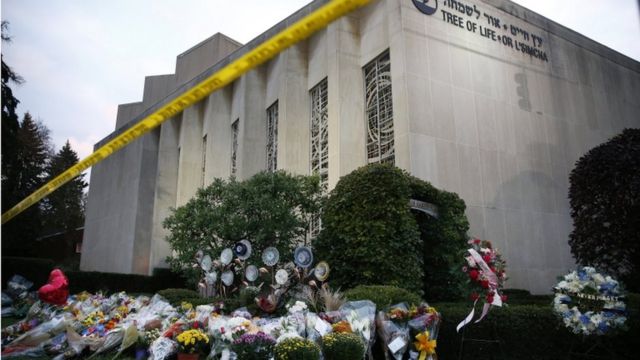 Cveće ispred sinagoge Drvo života u Pitsburgu