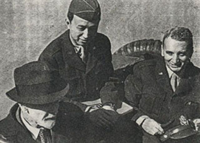 De izquierda a derecha: Ludwig Prandtl (científico alemán), Quian (con gorra de coronel del ejército de EE.UU.) y Theodore von Kármán.