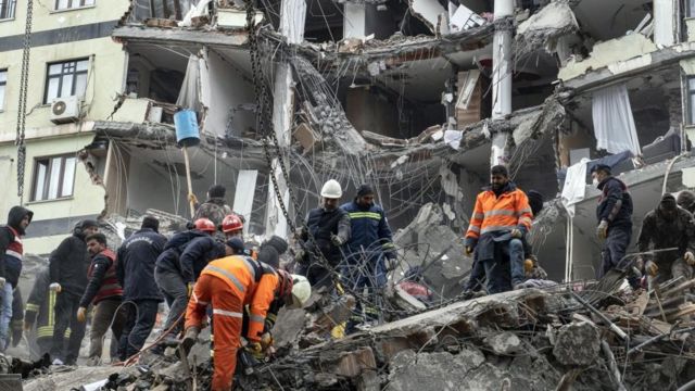 Землетрясение в Турции и Сирии: погибших уже больше 28 тысяч; спасатели  прекратили работу из-за стрельбы - BBC News Русская служба