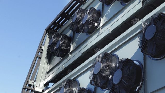 المراوح تسحب الهواء إلى مصنع التقاط الهواء المباشر لشركة Climeworks في زيورخ ، سويسرا