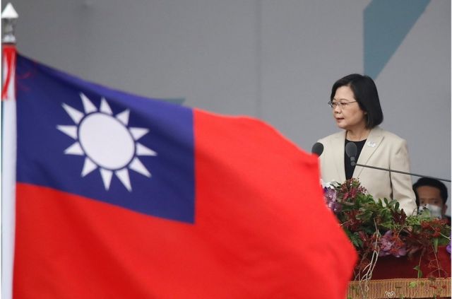 蔡英文在台北总统府外的台湾双十节庆典上发表讲话。
