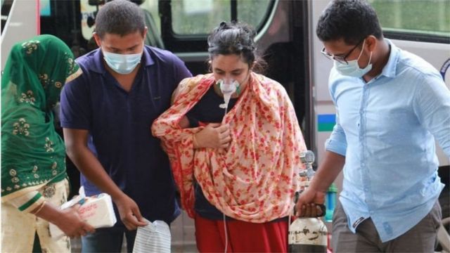 হাসপাতালে ভর্তির জন্য রোগীরা বিভিন্ন জায়গায় ছোটাছুটি করছেন