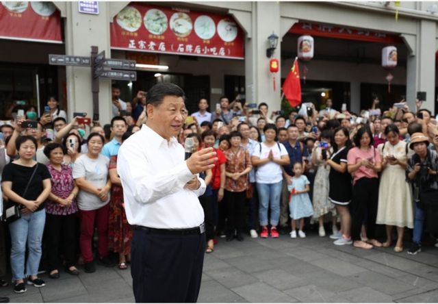 When Xi Jinping visited Paifang Street in Chaozhou City, he communicated with citizens