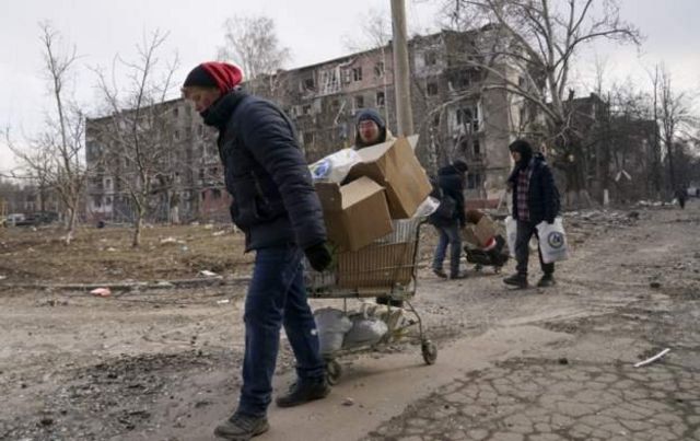 I residenti di Mariupol portano alcuni effetti personali