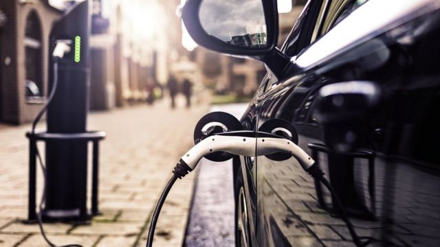 Vehículo eléctrico en una estación de recarga