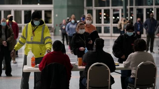 Residents of Lousville, Kentucky, queuing since morning.