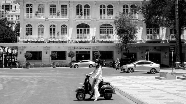Khách sạn Continental cổ xưa nhất Việt Nam nằm trên đường Đồng Khởi, xây dựng 1878 theo lối kiến trúc giống như Toà Thị Chính Paris. Sau 1975 vẫn còn giữ nguyên tên cũ.