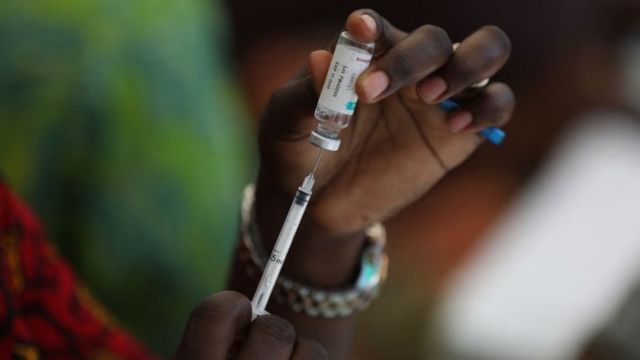 seringa com vacina contra covid