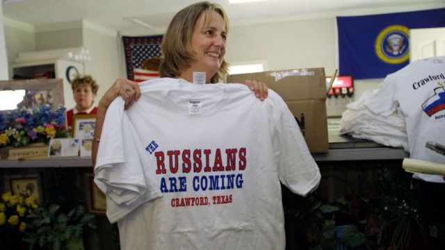 Camiseta dizendo "os russos estão vindo"