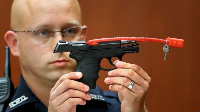 ジマーマン氏の裁判で、凶器を提示する警官(2013年6月)