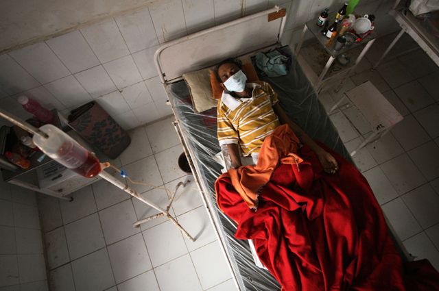 Un paciente en un hospital de India