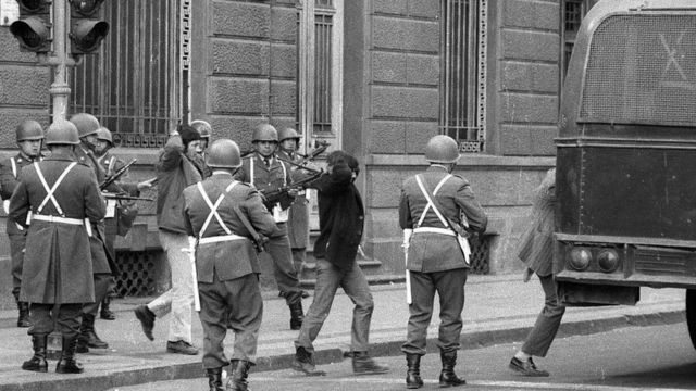 Soldados golpistas arrestan a guardaespaldas de Allende