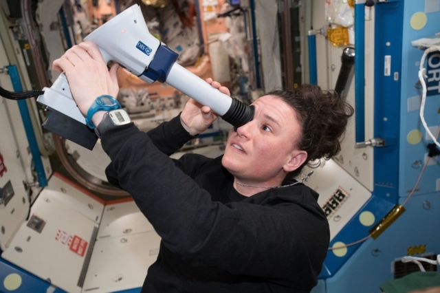 La astronauta Serena Auñón revisa sus ojos en la Estación Espacial Internacional