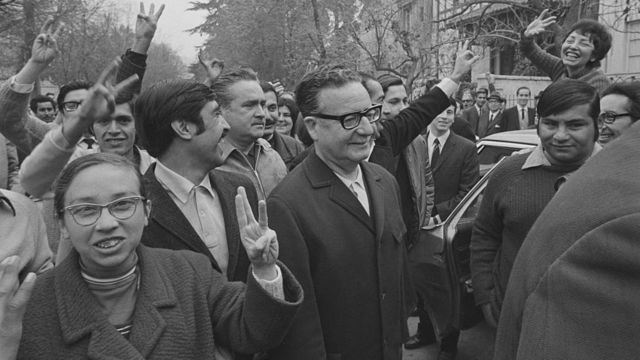  Salvador Allende cercado por apoiadores