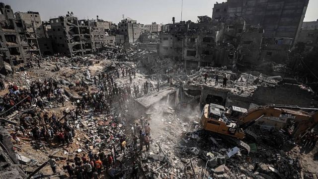 Edifícios destruídos e escombros após o bombardeio israelense do campo de refugiados de Jabalia