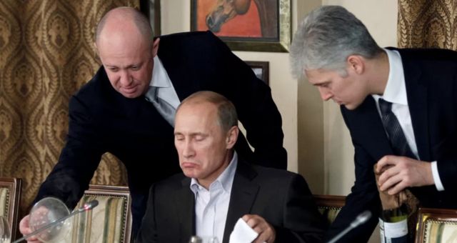 Yevgeny Prigozhin melayani Vladimir Putin dalam sebuah makan malam pada 2011