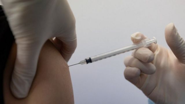 pessoa tomando vacina