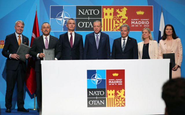 Madrid'de NATO zirvesi sırasında varılan üçlü mutabakatın imza töreni