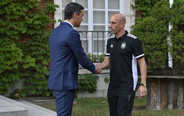 Rubiales saluda a Pedro Sánchez