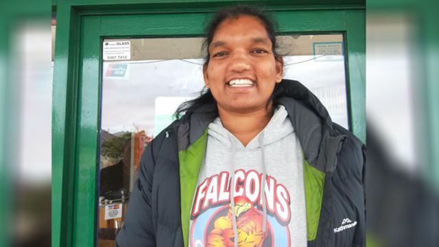 இலங்கையின் தேசிய அணியிலிருந்து ஓய்வு பெற்றுள்ள உலகில் உயரமான வலைப்பந்தாட்ட வீரர் தர்ஜினி சிவலிங்கம்