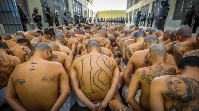 تصویری از زندانیان نیمه برهنه