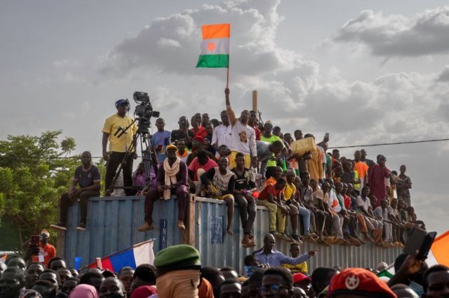 Manifestantes escuchan un sermón de un imán en Níger