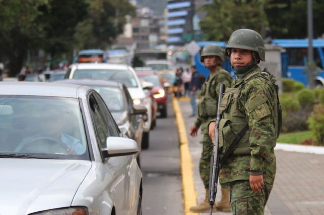 Soldados ecuatorianos vigilan las calles el 9 de enero. 