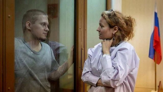 Rus savaş karşıtı eylemci Dima Ivanov ve avukatı Maria Eismont 