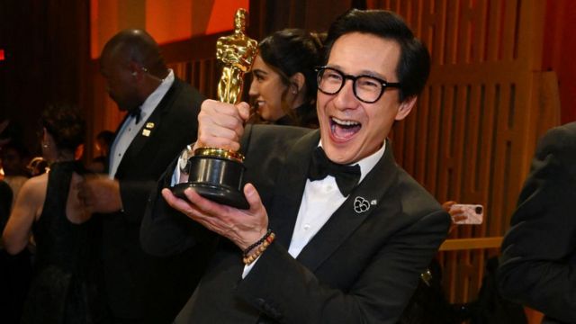 Ke Huy Quan merupakan orang asal Vietnam pertama yang menang Oscar.