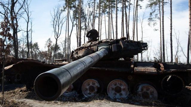Tanque ruso destruido cerca del pueblo de Dmytrivka, región de Kiev