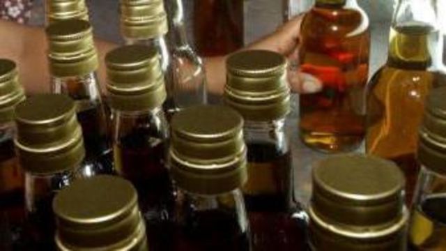 මෙරට මත්පැන් නිෂ්පාදන සමාගම් 10 ක් රුපියල් කෝටි 678 කට අධික සුරා බදු මුදල් ප්රමාණයක් රජය වෙත ගෙවීම පැහැර හැර ඇතැයි ශ්රේෂ්ඨාධිකරණය හමුවේ පැමිණිල්ලක් කර තිබේ.