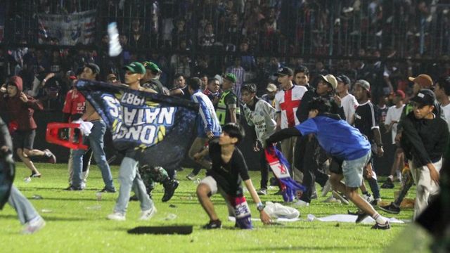 Die Fans von Arema FC betreten das Feld, nachdem das von ihnen unterstützte Team am Samstag (10.01.2022) im BRI Liga 1-Fußballspiel im Kanjuruhan-Stadion, Malang, gegen Persebaya verloren hat.