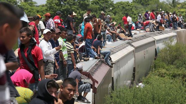 Les migrants montent sur les toits des trains de La Bestia pour atteindre les États-Unis.