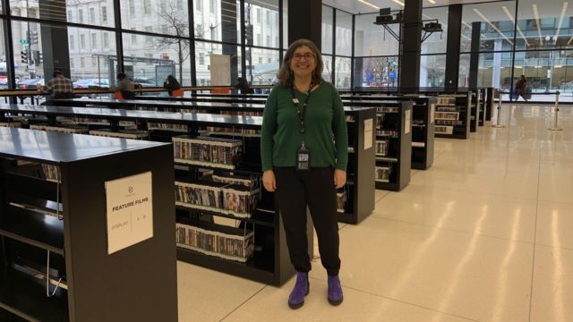  Jean Badalamenti, assistente social que trabalha em biblioteca de Washington