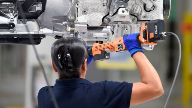 funcionária trabalhando em fábrica