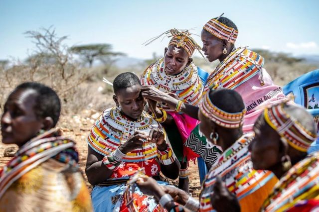 10 Mayıs 2022'de boncuklardan geleneksel süs eşyaları ve takıları yapan Samburu kadınları