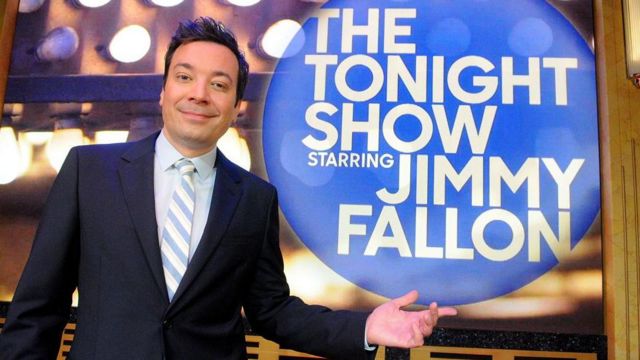 Jimmy Fallon frente a un letrero de The Tonight Show 