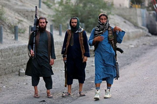 Талибы патрулируют границу между Афганистаном и Пакистаном