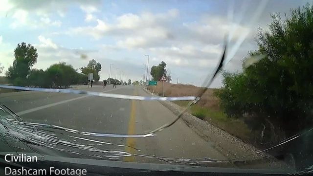 Imagen de una dashcam que muestra el parabrisas de un auto destrozado por los disparos de un militante de Hamás.