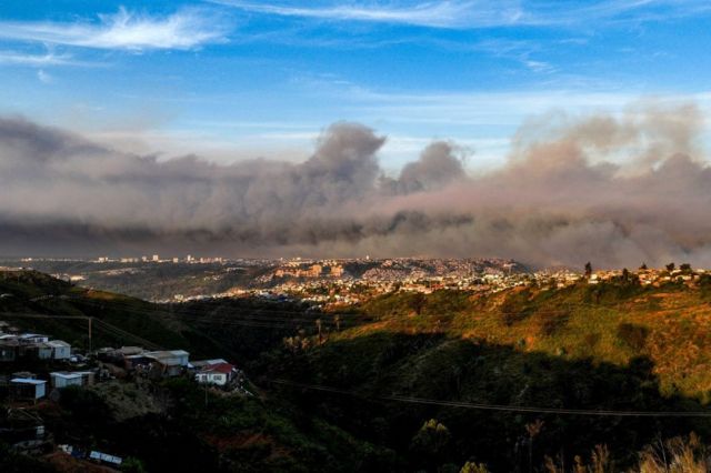 Vista de la nube de humo producida por los incendios forestales en Viña del Mar. 