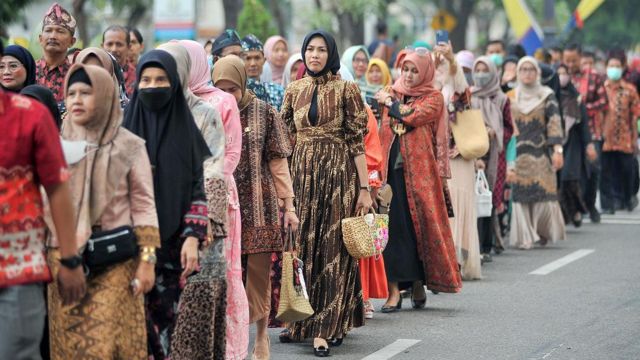 H﻿ari Batik Nasional 2022: Dari Peragaan Kain Di Dalam Akuarium Hingga ...