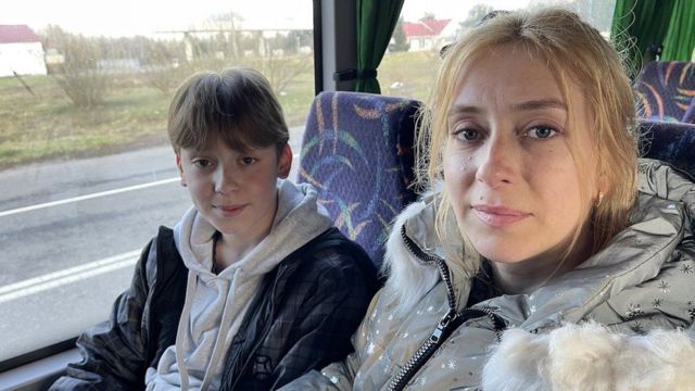 Danylo e a mãe Alla em um ônibus