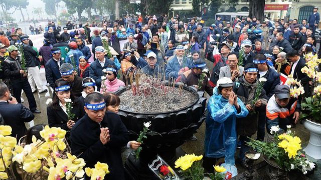 Các nhà hoạt động đặt hoa tưởng niệm tại Hà Nội vào ngày 19/1/2017, trong một cuộc biểu tình kỷ niệm 42 năm Hải chiến Hoàng Sa 